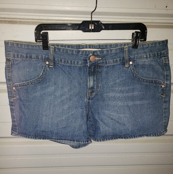 Plus Size Old Navy 18 low rise Jean shorts denim - Picture 1 of 3
